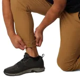 Pantalon de senderismo color tostado, con corte recto y rodillas articuladas. Cuenta con tecnología de protección solar y repelencia a líquidos, múltiples bolsillos con cierre y detalles funcionales para actividades al aire libre.