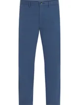 Pantalón chino azul de corte regular, confeccionado en sarga de mezcla de algodón orgánico.
