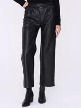 Pantalón ancho de cuero negro, de tiro alto y corte palazzo.