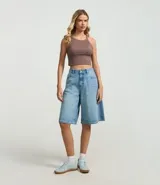 Blusa tipo crop top color verde oliva, confeccionada en tejido rib acanalado, con cuello halter y diseño sin mangas.