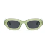 Lentes de sol con armazón de plástico reciclado en color verde traslúcido y cristales oscuros con protección UV 400.