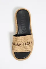 Sandalias negras de rafia tejida con plataforma y logo bordado en dorado.