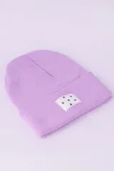 Gorro de lana color lila con etiqueta cuadrada blanca con diseño de triángulos negros.