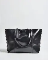 Cartera tote negra de símil cuero con acabado brillante, doble asa de hombro y detalles de tachas metálicas plateadas en los laterales.