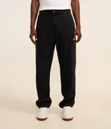 Pantalon de jean gris con lavado deslavado, de corte baggy y silueta holgada. Cuenta con bolsillos al frente y atras, y cierre de boton y cremallera.