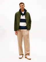 Campera Tommy Hilfiger de color verde militar, con cuello alto, cierre frontal de cremallera y bolsillos laterales. Confeccionada en poliamida, presenta un diseño clásico y versátil con el logo de la marca bordado discretamente en el pecho.