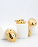 Par de caravanas tipo stud de acero quirúrgico hipoalergénico PVD, con pequeñas circonias.