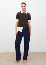 Jeans estilo balloon de tiro alto y cinco bolsillos, confeccionados en tejido de algodón vaquero en color azul oscuro.