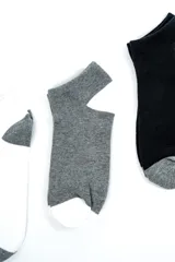 Pack de tres pares de medias cortas tipo ankel de algodón, en colores negro, gris y blanco con puntera y talón en contraste.