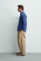 Camisa regular fit celeste confeccionada en mezcla de lino y algodón, con cuello abotonado, manga larga, bolsillo frontal en el pecho y cierre de botonadura.