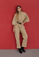 Pantalón de seda peletizada con pinzas frontales, bolsillos con solapa estilo blazer y bolsillos ojal traseros. Presenta un corte holgado con cintura entallada de altura media.