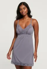 Chemise corta color gris con breteles finos regulables y apliques de encaje en el escote en V y en el ruedo.