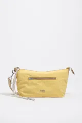 Bolso de hombro pequeño Bimba Y Lola color amarillo, confeccionado en nylon con detalles en cuero y acabados metálicos. Presenta cierre superior con cremallera, bolsillo trasero con cierre, asa regulable de tejido y tiradores de cordón. Logo metálico de la marca en el frente.