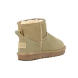 Bota baja tipo pantubota de cuero suede color kaki, con costuras visibles y suela plana texturizada.