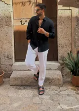 Sandalias marrones de ecocuero con doble tira y hebillas plateadas ajustables.