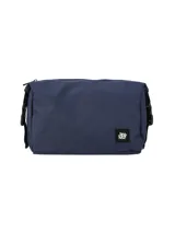 Set de accesorios de viaje color verde oliva, compuesto por una mochila, una lonchera y una cartuchera o neceser, todos con diseño minimalista y logo de la marca.