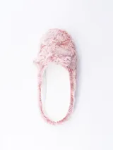 Pantuflas cerradas color rosado, de textura peluche, con diseño de cara de gato con orejas y detalles bordados simulando bigotes y ojos.