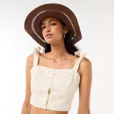 Sombrero de paja color marrón oscuro, con ala ancha y detalle perforado alrededor de la copa.