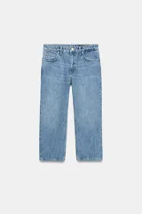 Jeans capri de tiro medio con diseño de cinco bolsillos, cintura con trabillas y cierre frontal con cremallera y botón. Presenta un acabado con efecto lavado.