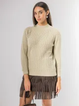 Sweater de punto color beige con diseño de ochos en el frente y mangas raglán. Presenta cuello redondo alto y puños acanalados.