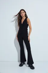 Pantalón de corte oxford, color negro, con ajuste en la cadera y pierna acampanada hacia el bajo. Presenta una silueta fluida y entallada.