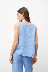 Musculosa celeste de lino con escote en V y sin mangas.