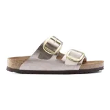 Sandalias Birkenstock modelo Arizona Big Buckle, con dos correas anchas en color taupe metalizado y hebillas grandes doradas. Presenta plantilla anatómica de corcho y suela de goma.
