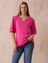 Remera de algodón color fucsia, marca Ruby Rd. con cuello redondo con escote en V y mangas cortas amplias con aplique de crochet en el borde.