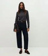 Suéter de punto de la marca Marfinno, con cuello alto y mangas largas. Presenta un diseño de corte regular y acabado suave, ideal para climas fríos.