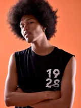 Musculosa negra con estampa frontal de los números 19 y 28 en color blanco.