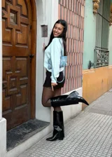 Botas altas de ecocuero color negro, de diseño recto con efecto slouchy, punta fina y taco cuadrado bajo.