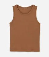 Musculosa plus size color tostado, confeccionada en malla rib de viscosa, con cuello redondo y textura acanalada.