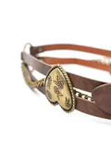 Cinturón de cuero sintético marrón con diseño de doble tira, detalles de cadenas metálicas doradas, argollas y hebilla redonda.