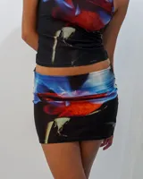 Minifalda de tiro medio con estampado floral de rosas rojas sobre fondo oscuro. Confeccionada en lycra premium elastizada, presenta un corte ajustado y diseño minimalista.
