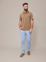 Jean de denim elastizado celeste, corte slim fit.