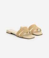 Sandalias planas color beige con puntera cuadrada y tiras anchas con efecto rafia.