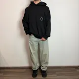 Jean balloon fit de color gris oscuro con efecto acid wash, corte relajado y volumen marcado en las piernas.