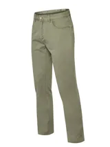 Pantalón de hombre corte recto, confeccionado en gabardina de algodón con tecnología Natural Flex para mayor movilidad. Presenta diseño de cinco bolsillos, cierre frontal con cremallera y botón metálico.