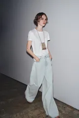 Pantalón de jean celeste de tiro alto, corte palazzo y cinco bolsillos.