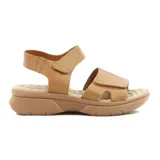 Sandalias negras con base marrón, tiras anchas con velcro y pulsera al tobillo.