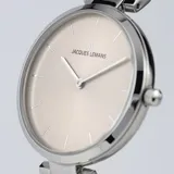 Reloj analógico Jacques Lemans de la línea Milano, con caja de acero inoxidable y malla de acero tipo milanesa. Presenta una esfera de color champán con índices minimalistas y agujas plateadas.