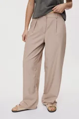 Pantalón sastrero negro de pierna amplia, tiro medio, con cintura con pasacintos, bolsillos laterales y cierre frontal con botón y cremallera.