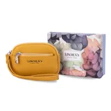 Monedero de mano con diseño rectangular y textura granulada, marca Lincoln's. Cuenta con cierre perimetral, bolsillo frontal con cierre y correa de muñeca integrada.