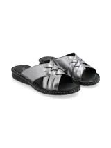 Sandalias planas Brigitte Star Smog de cuero metalizado plateado, con tiras cruzadas y elástico oculto, plantilla acolchonada de cuero y suela de poliuretano negra con costuras visibles.