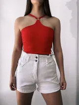 Short blanco de tiro alto con cintura elastizada y bolsillos laterales.