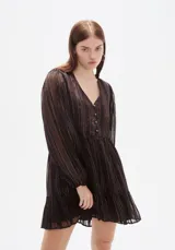 Vestido corto de manga larga con cuello en V y cierre frontal de botones. Presenta un diseño holgado con falda de volado en el ruedo y un estampado sutil de rayas verticales brillantes sobre fondo oscuro.