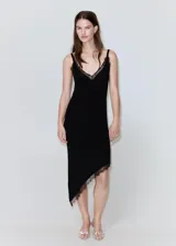 Vestido midi negro confeccionado en tejido de punto acanalado, con tirantes finos, escote en V y detalles de encaje en el escote y en el bajo asimétrico.