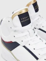 Zapatillas altas de cuero blanco con detalles en azul marino y rojo.