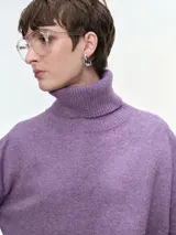 Buzo de tejido de punto color violeta, con cuello alto acanalado, hombros caídos y diseño holgado. Presenta puños y ruedo con terminación acanalada.