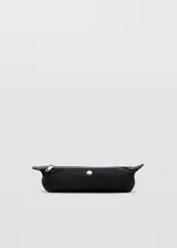 Estuche cilíndrico color negro, con cierre superior de cremallera y detalle de botón a presión plateado en la parte central.